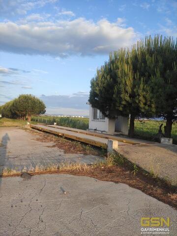 16-İZMİR DİKİLİ BAHÇELİ MAHALLESİNDE DENİZE 3. PARSEL 48.000 M2 İÇERİSİNDE KURULU 4000 BÜYÜKBAŞLIK RUHSATLI ÇİFTLİK